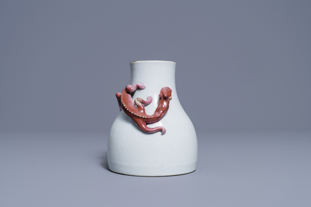 Un vase en porcelaine de Chine famille rose, marque de Yongzheng, 19/20&egrave;me