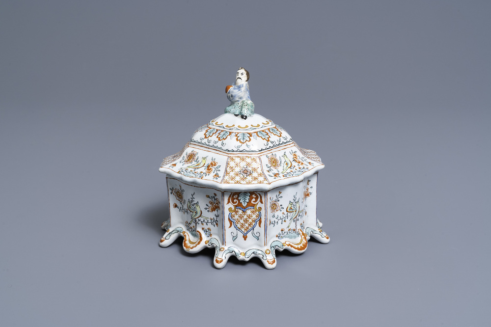 Une bo&icirc;te &agrave; tabac couverte en fa&iuml;ence de Delft polychrome petit feu, 18&egrave;me