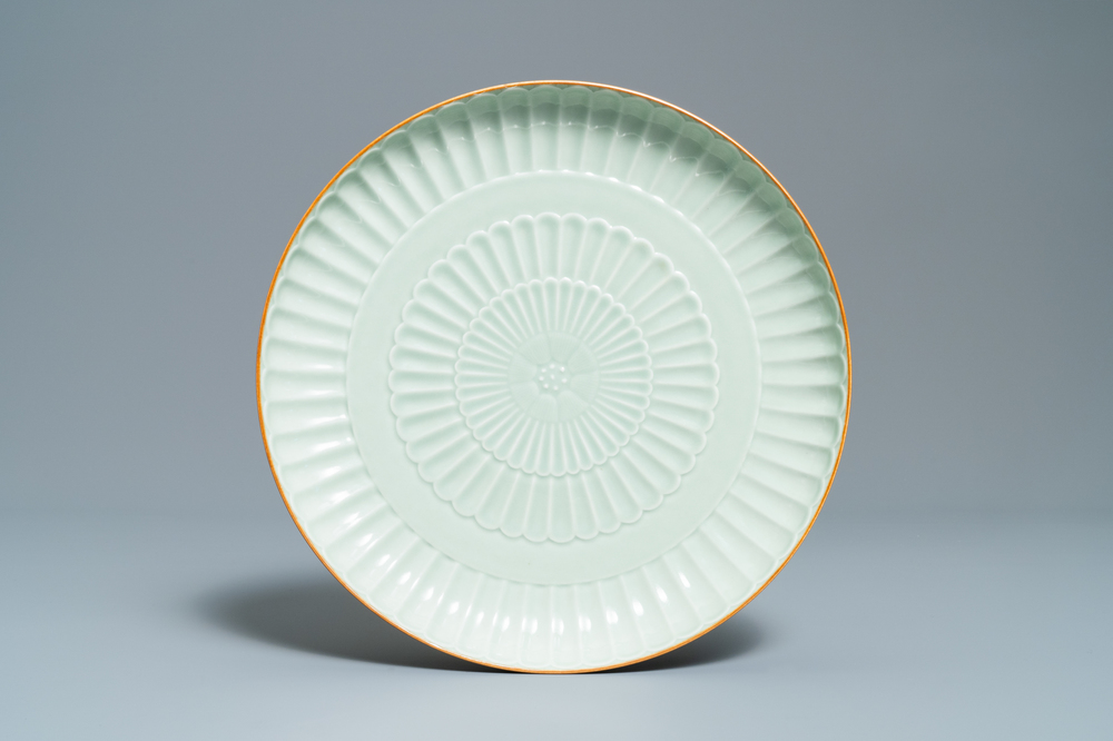 Un plat en porcelaine de Chine c&eacute;ladon monochrome en forme de chrysanth&egrave;me, Jingdezhen, dat&eacute; 1954