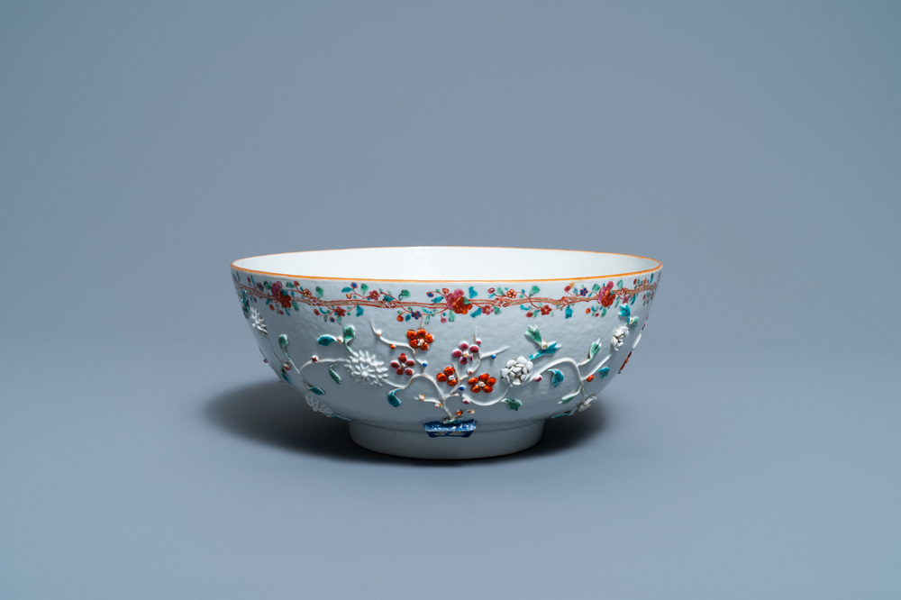 Un bol en porcelaine de Chine famille rose &agrave; d&eacute;cor en relief, Yongzheng/Qianlong