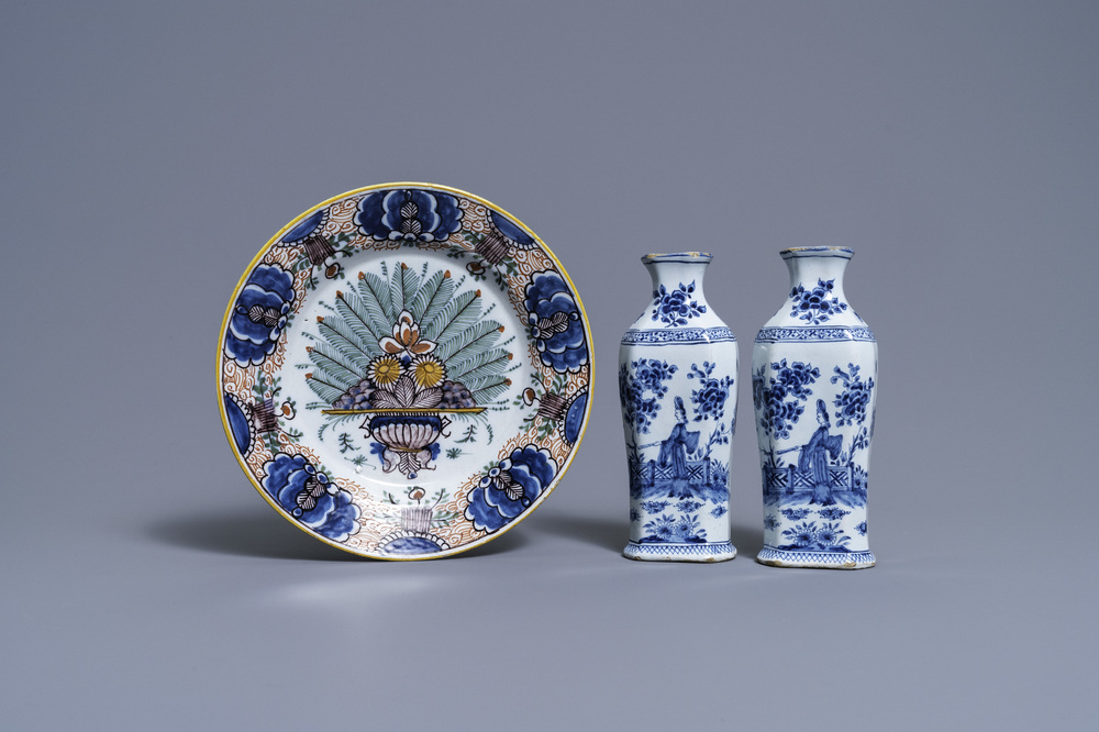 Une paire de vases en fa&iuml;ence de Delft en bleu et blanc et une assiette 'queue de paon' polychrome, 18&egrave;me