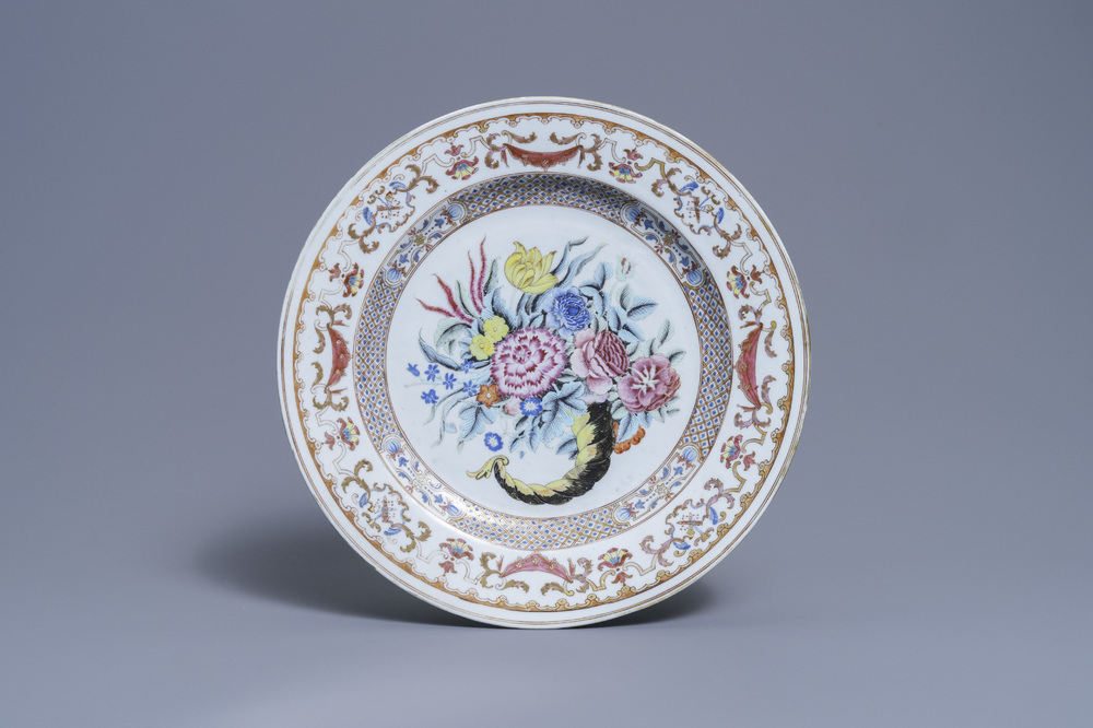 Un plat en porcelaine de Chine famille rose &agrave; d&eacute;cor d'une corne d'abondance, Qianlong
