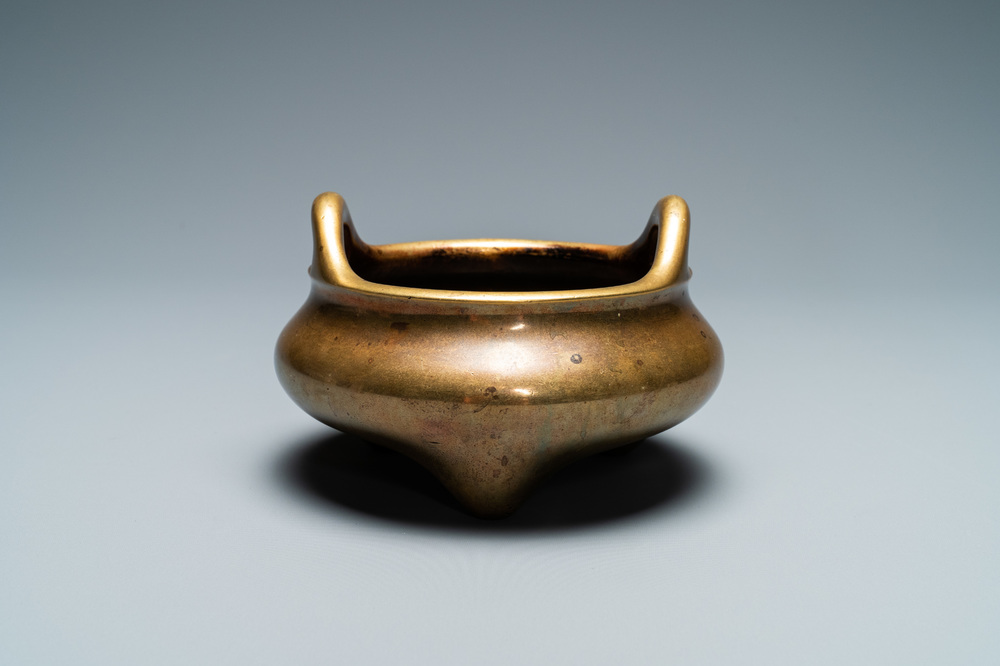 Een Chinese bronzen driepotige wierookbrander, Yu Tang Qing Wan merk, Kangxi