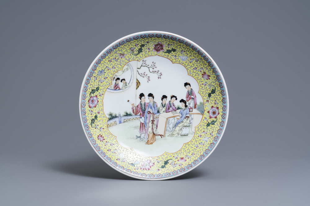 Un plat en porcelaine de Chine famille rose, marque de Qianlong, R&eacute;publique