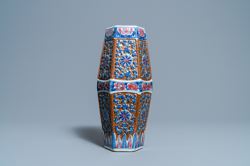 Un vase de forme hexagonale en porcelaine de Chine en bleu, blanc et rouge de cuivre sur fond brun, 19&egrave;me