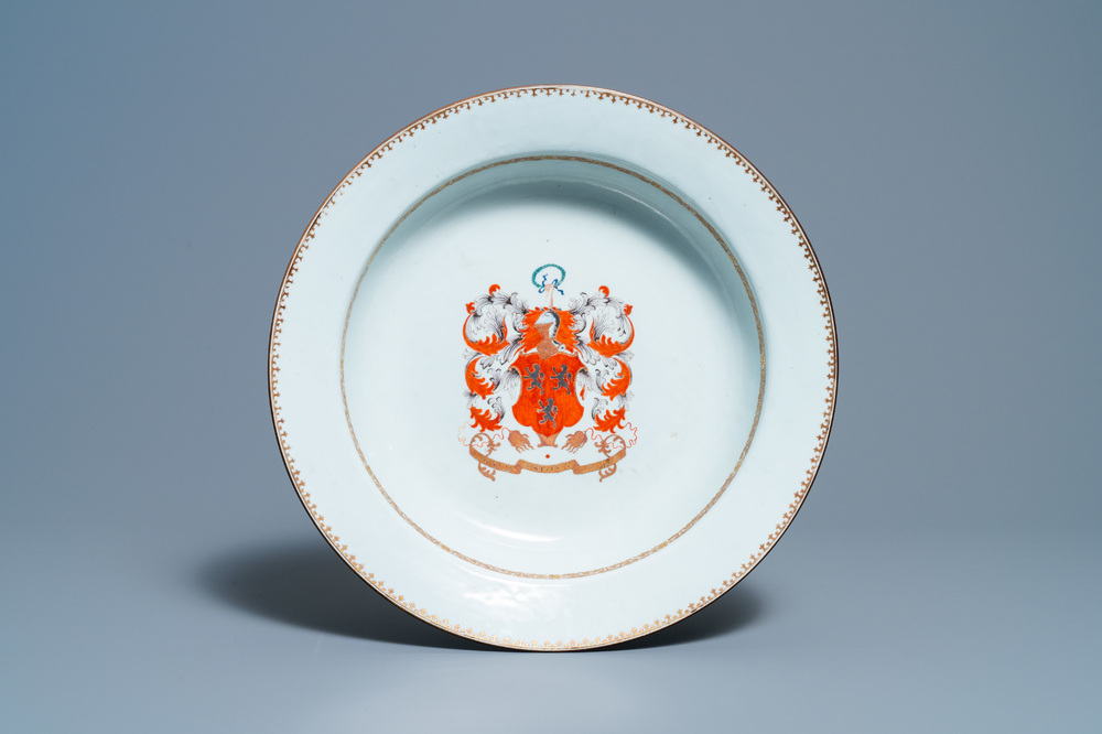 Un grand plat en porcelaine de Chine armori&eacute; aux armes de Ross of Balnagowan pour le march&eacute; &eacute;cossais, Qianlong