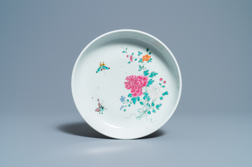 Un plat en porcelaine de Chine famille rose &agrave; d&eacute;cor de papillons et fleurs, 18/19&egrave;me