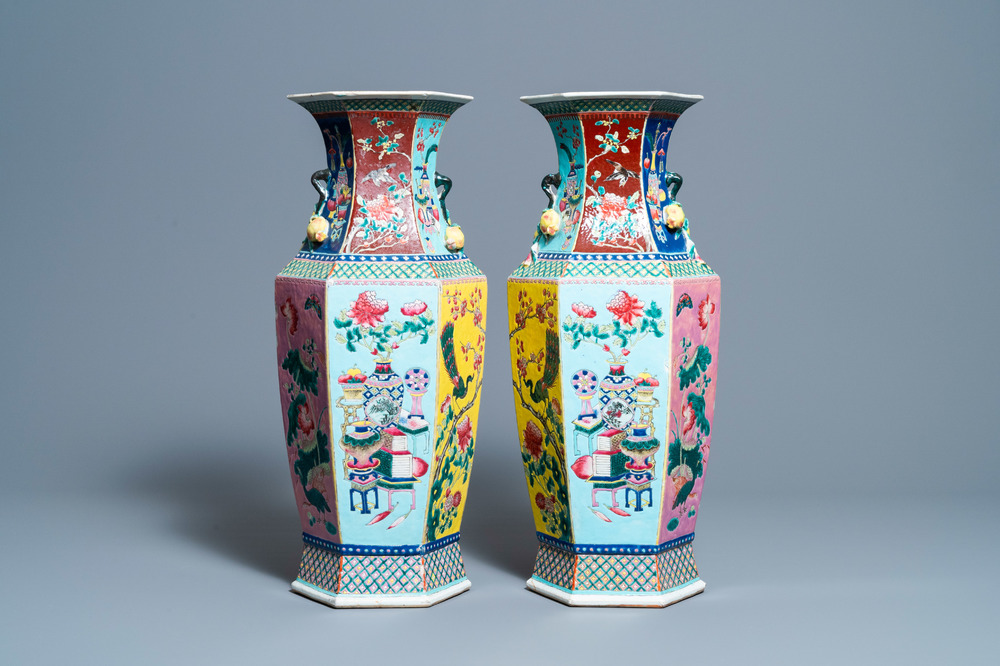 Une paire de vases de forme hexagonale en porcelaine de Chine famille rose, 19&egrave;me