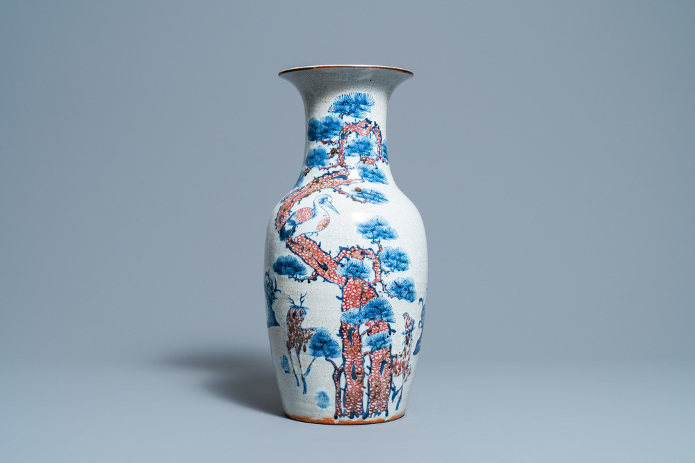Un vase en porcelaine de Chine en bleu, blanc et rouge de cuivre &agrave; d&eacute;cor de cerfs et d'un daim, 19&egrave;me