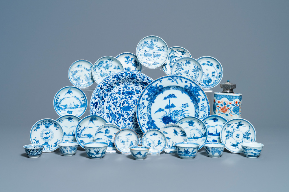 Achttien Chinese blauw-witte schotels, zeven koppen, twee schotels en een theebus, Kangxi/Qianlong