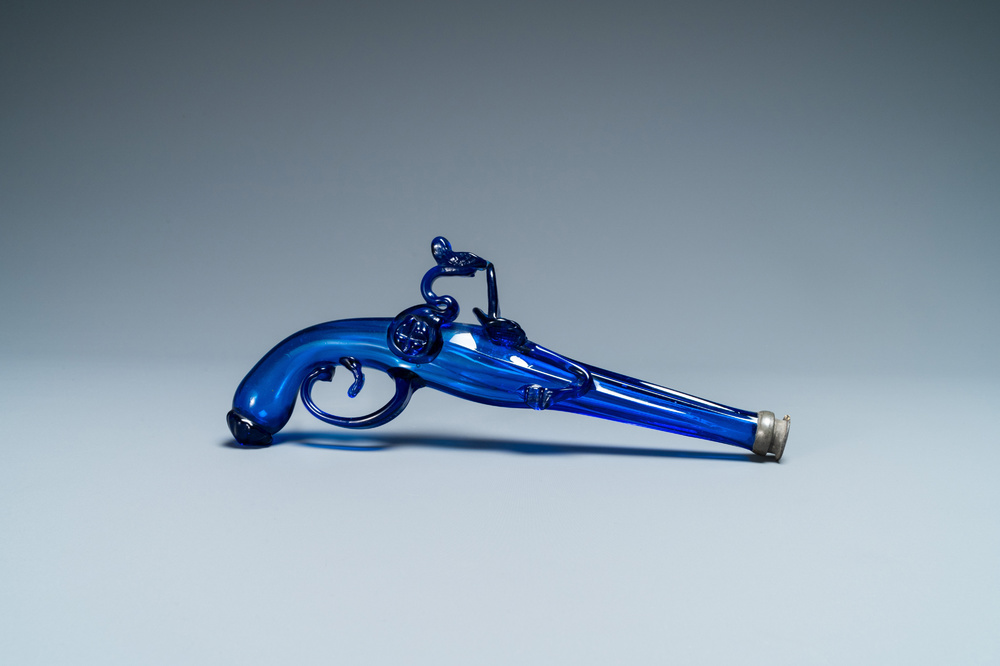 Un flacon en forme de pistolet en verre bleu de cobalt, Belgique ou Pays-Bas, 17&egrave;me