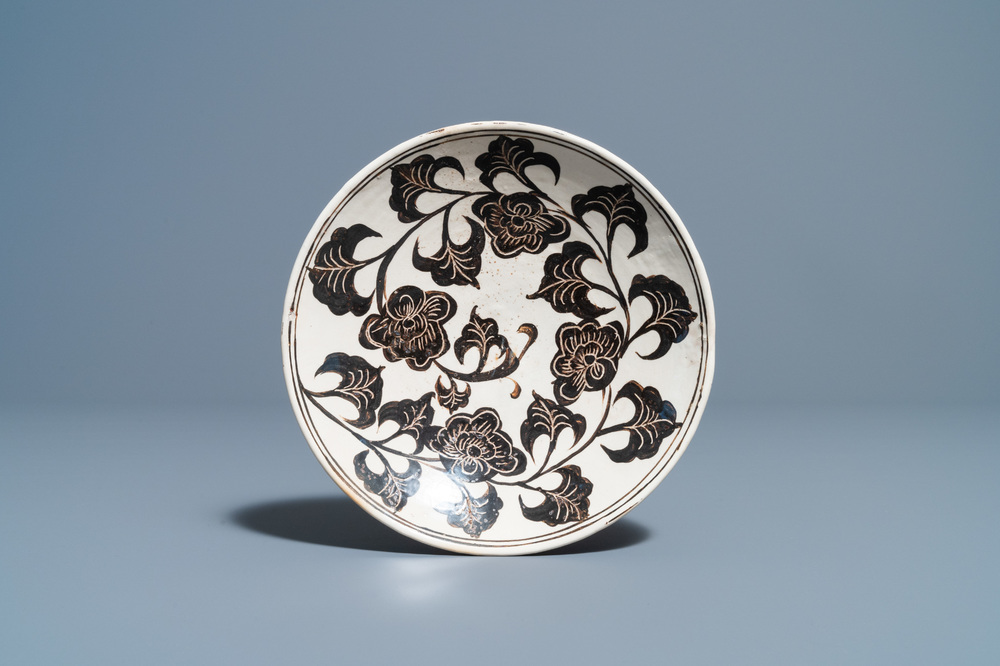 Une assiette en gr&egrave;s porcelaineux de type Cizhou &agrave; d&eacute;cor floral grav&eacute;, Chine, Song/Ming