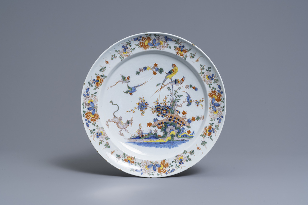 Een polychrome Delftse Kakiemon-stijl schotel, 18e eeuw