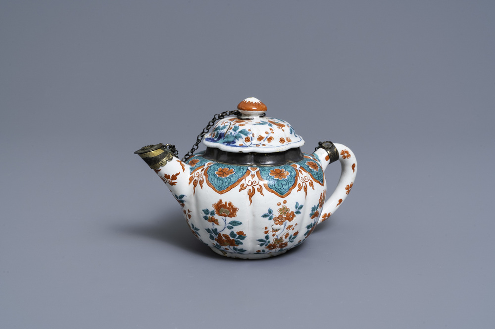 Een polychrome petit feu en vergulde Delftse theepot met deksel, vroeg 18e eeuw