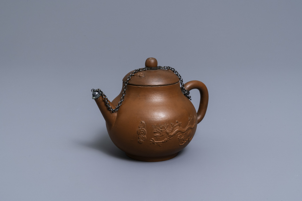 Een Delftse theepot met deksel in rood aardewerk, ca. 1700