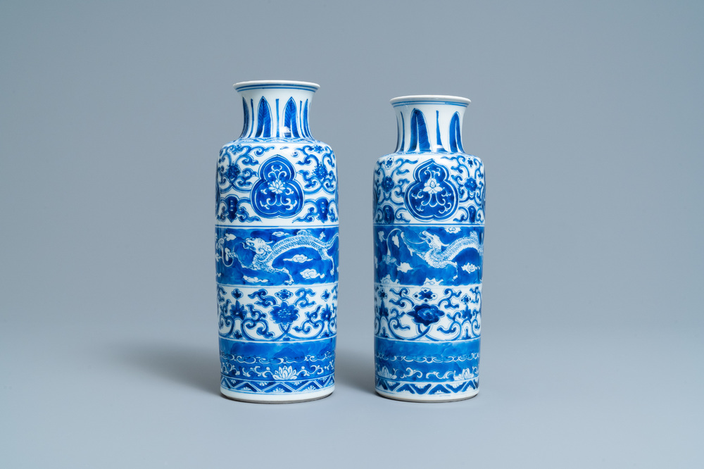 Twee Chinese blauw-witte rouleau vazen met horizontale vlakverdeling met draken, Kangxi