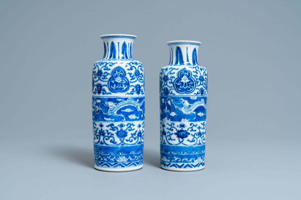 Deux vases de forme rouleau en porcelaine de Chine en bleu et blanc aux dragons, Kangxi