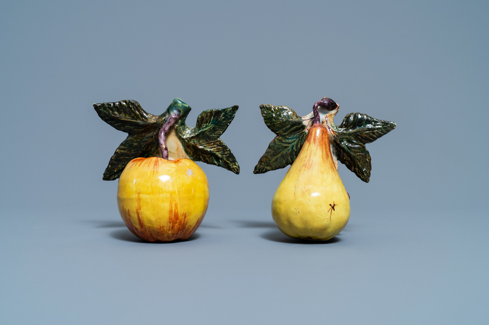 Un mod&egrave;le d'une pomme et un d'une poire en fa&iuml;ence de Delft polychrome, 18&egrave;me