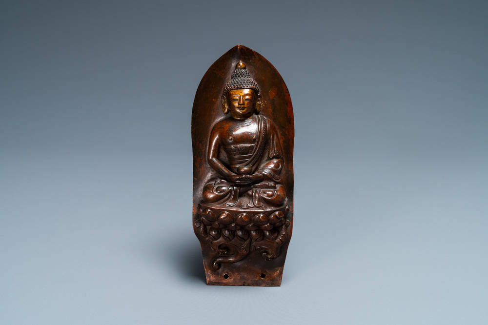 Une plaque en cuivre repouss&eacute; dor&eacute; et laqu&eacute; &agrave; d&eacute;cor de Bouddha, Mongolie, 18&egrave;me