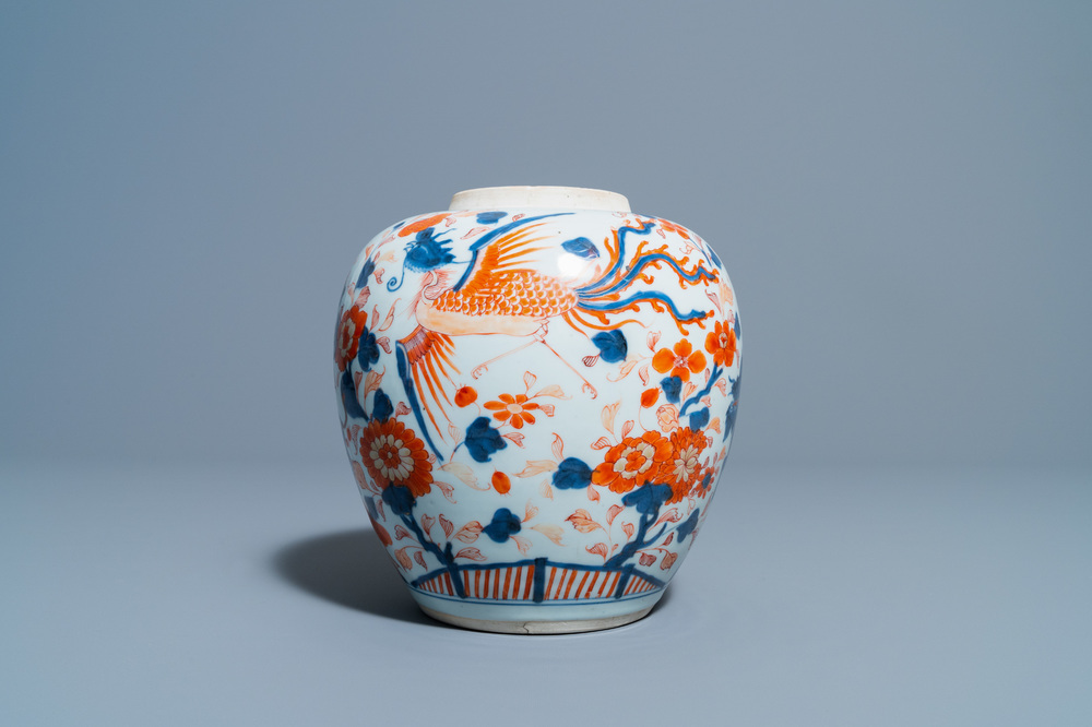 Une jarre en porcelaine de Chine de style Imari &agrave; d&eacute;cor de ph&eacute;nix et de qilins, Kangxi