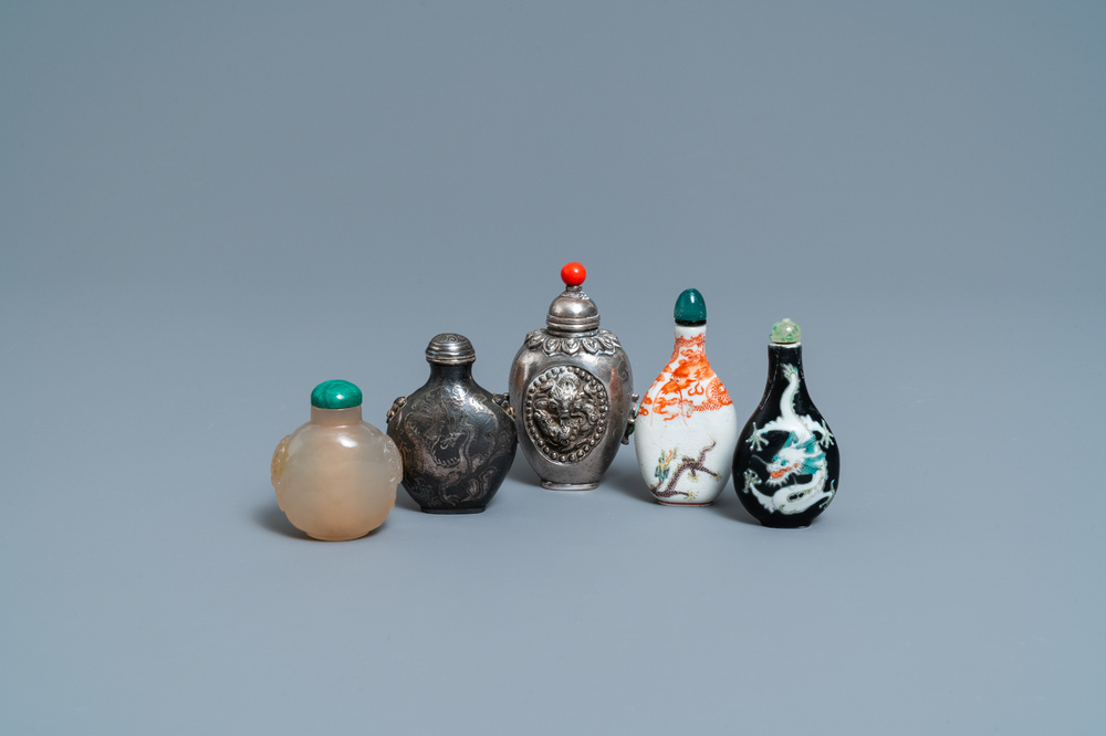 Five Chinese agate, porcelain and silver snuff bottles, 19/20th C.