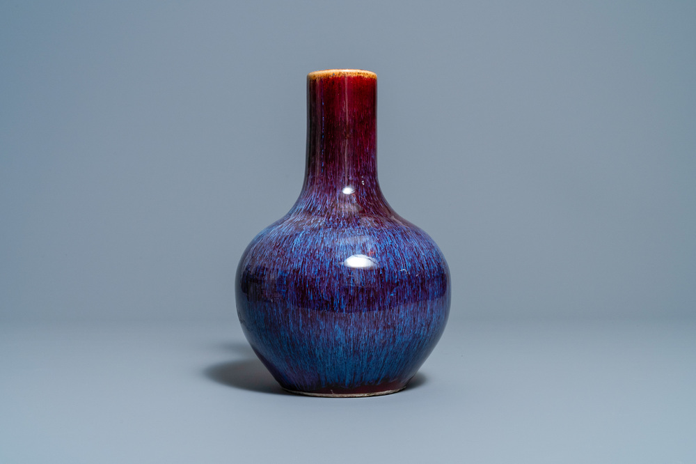 Een Chinese flesvormige vaas met flamb&eacute; glazuur, 19e eeuw
