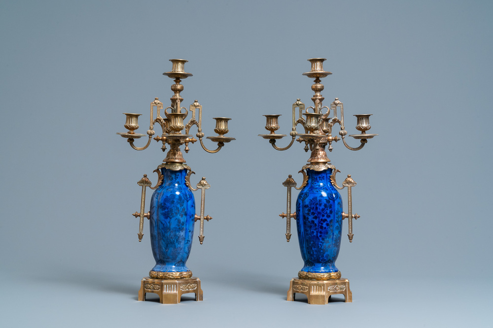 Une paire de vases en porcelaine de Chine &agrave; fond bleu mont&eacute;s en candelabres en bronze, Kangxi et 19&egrave;me