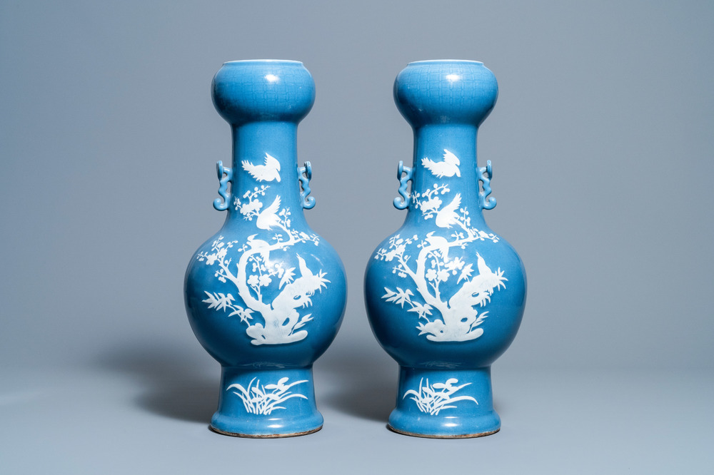 Een paar Chinese monochrome blauwe vazen met wit slipdecor, 19e eeuw