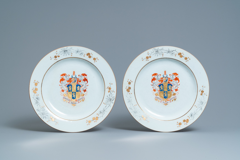 Une paire de plats en porcelaine de Chine armori&eacute;e aux armes de Wheathill pour le march&eacute; anglais, Qianlong