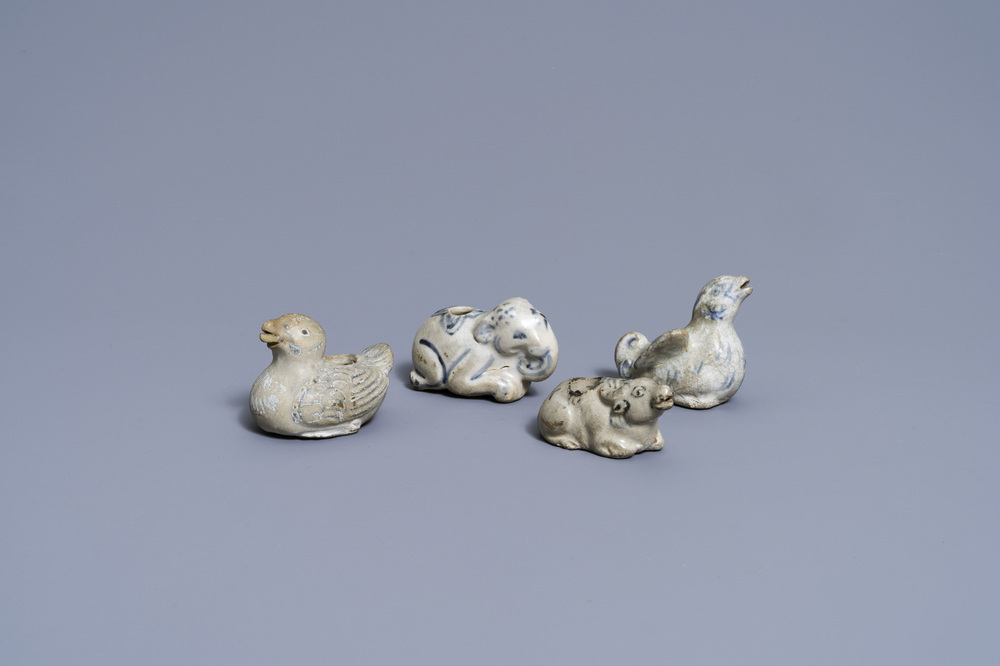 Vier Vietnamese of Annamese blauw-witte waterdruppelaars in de vorm van dieren, 16/17e eeuw