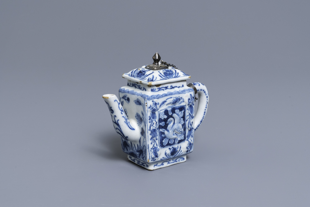 Een zeldzame blauw-witte Delftse theepot met reli&euml;fdecor, eind 17e eeuw