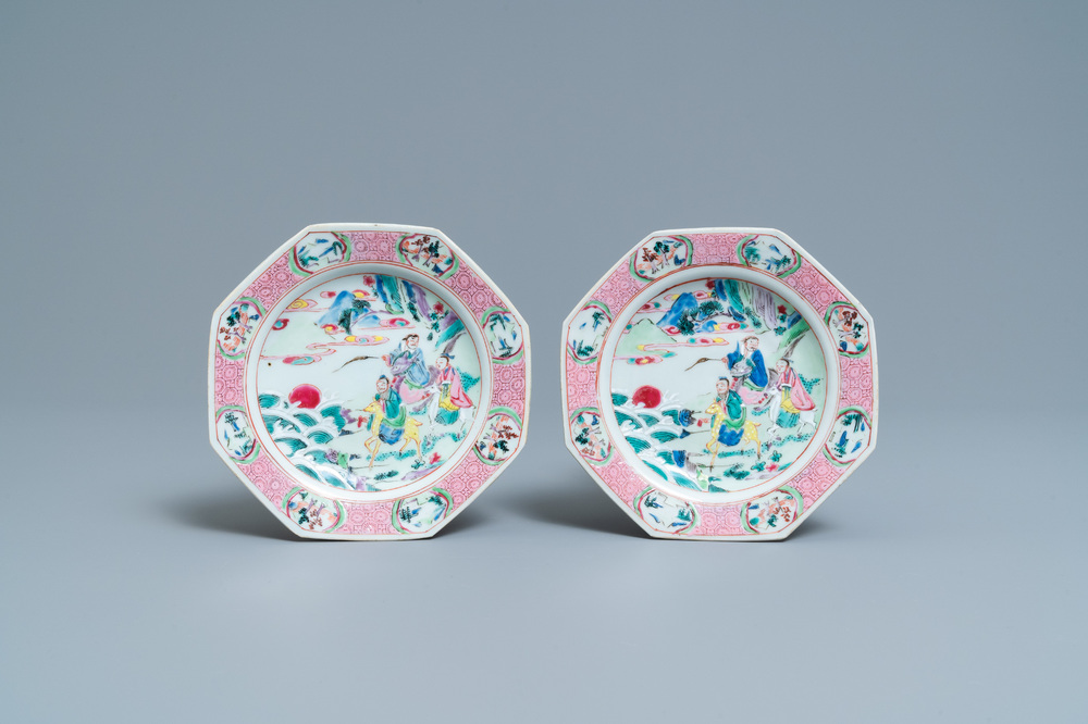 Een paar Chinese octagonale famille rose borden met onsterfelijken, Yongzheng