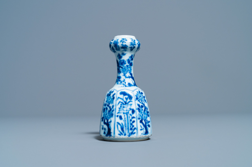 Un petit vase ou base de narguil&eacute; miniature en porcelaine de Chine en bleu et blanc, Kangxi