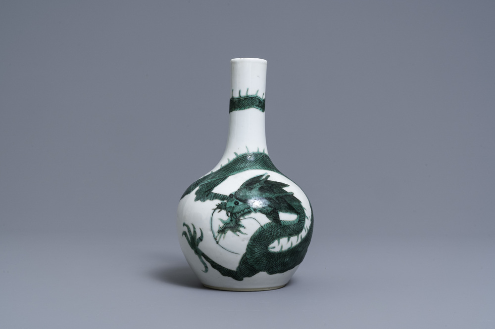 Een Chinese flesvormige famille verte 'draken' vaas, Kangxi merk, 19e eeuw