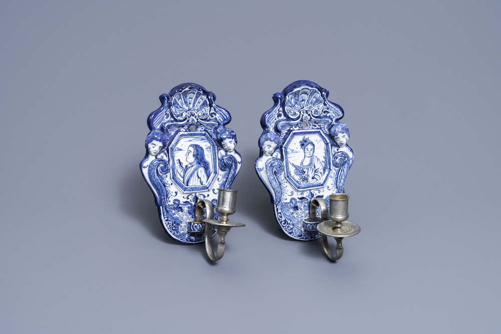 Une paire d'appliques en fa&iuml;ence de Delft en bleu et blanc aux portraits du prince Guillaume IV et de la princesse Anne, 18&egrave;me