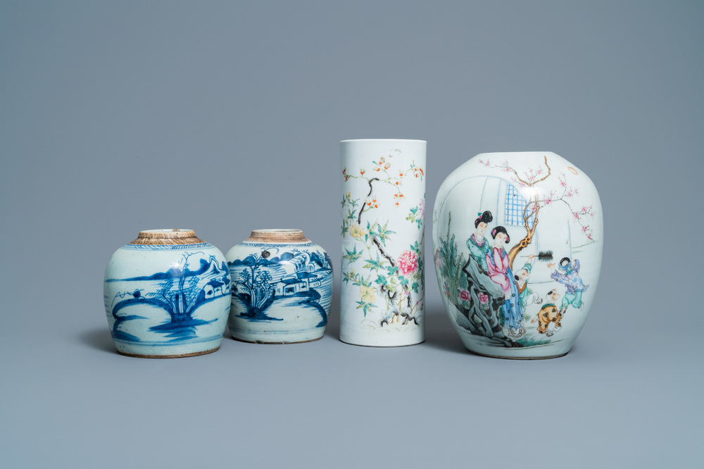 Een paar Chinese blauw-witte potten, een famille rose hoedensteun en een gemberpot, 18/19e eeuw