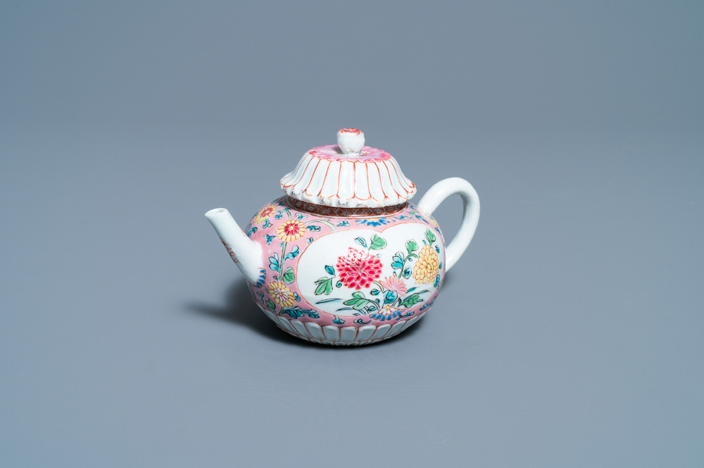 Une th&eacute;i&egrave;re couverte en porcelaine de Chine famille rose, Yongzheng