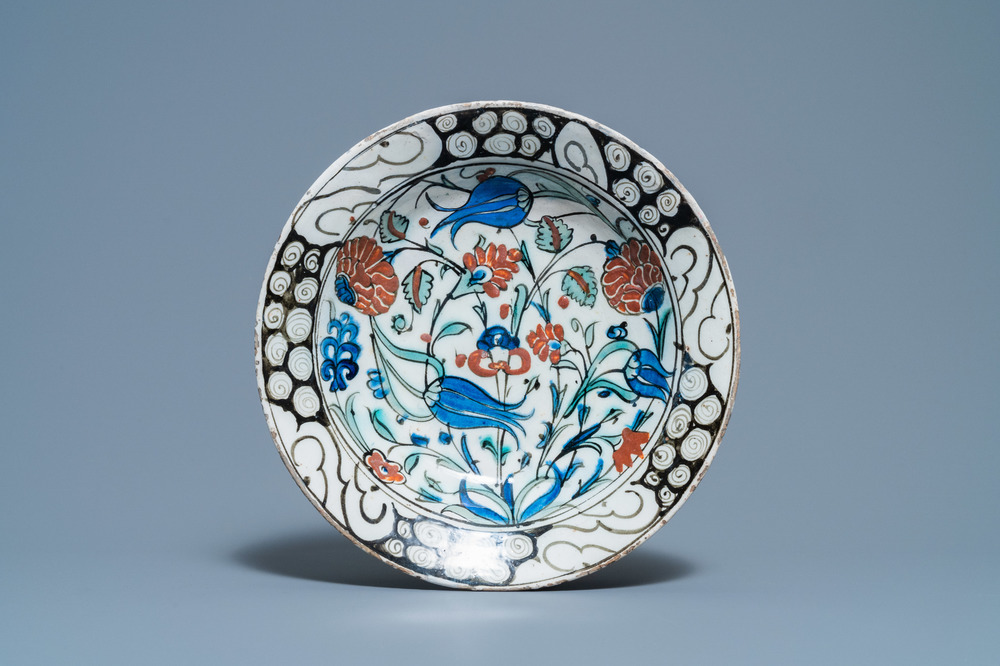 Un plat Iznik &agrave; d&eacute;cor de tulipes et de fleurs d'oeillet, Turquie, vers 1600