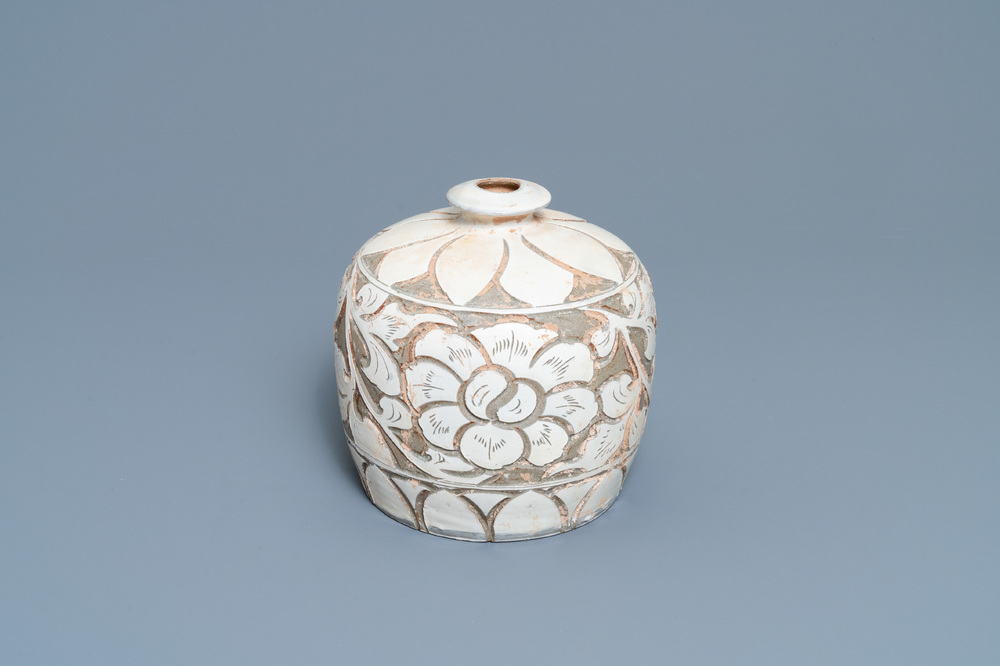 Un vase en gr&egrave;s de type Cizhou de forme 'meiping coup&eacute;' &agrave; d&eacute;cor sgraffiatio, Song/Ming