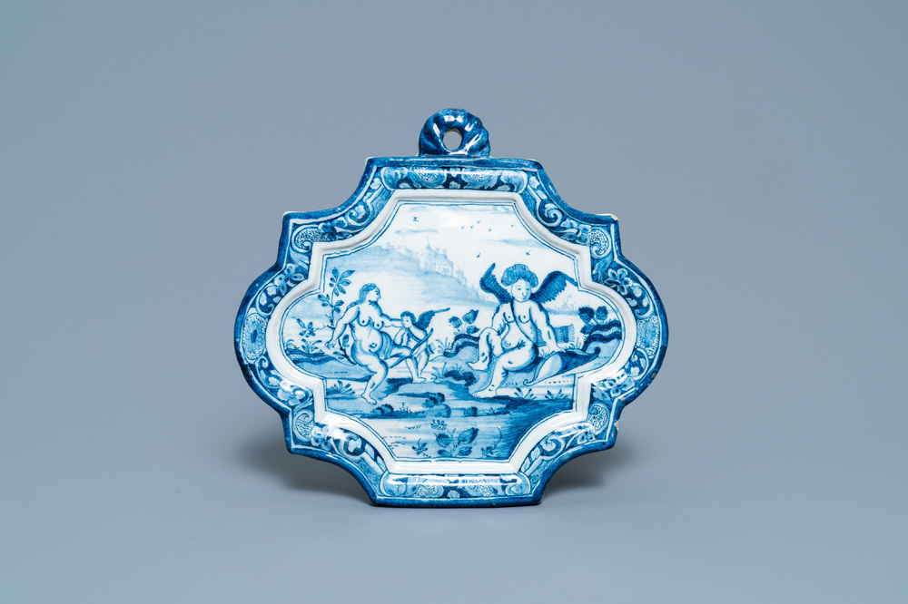 Une plaque en fa&iuml;ence de Delft en bleu et blanc &agrave; d&eacute;cor de V&eacute;nus visit&eacute;e par deux puttis, 18&egrave;me