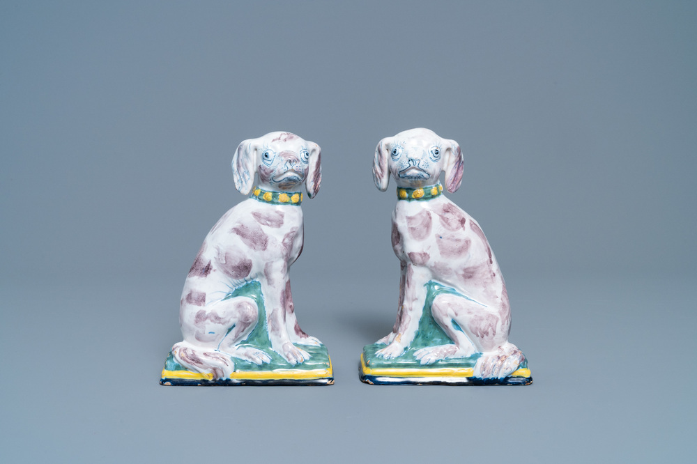 Une paire de tirelires en forme de chien en fa&iuml;ence de Delft polychrome, 18&egrave;me