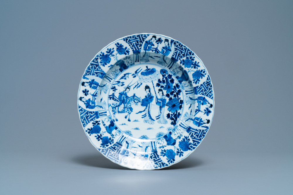 Un plat en porcelaine de Chine en bleu et blanc &agrave; d&eacute;cor de 'Mu Guiying', marque et &eacute;poque de Kangxi