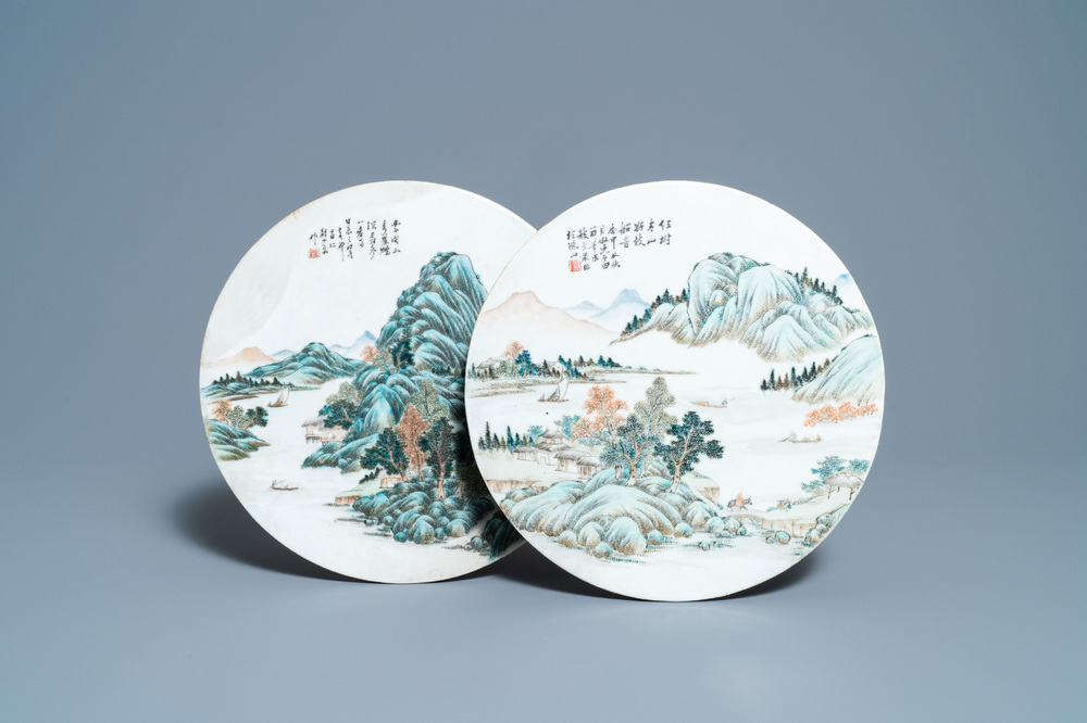 Deux plaques en porcelaine de Chine qianjiang cai &agrave; d&eacute;cor de paysages, sign&eacute;es Ao Shaoquan et dat&eacute;es 1904