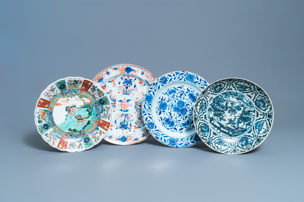 Quatre plats en porcelaine de Chine en bleu et blanc, famille verte et de style Imari, Ming et apr&egrave;s