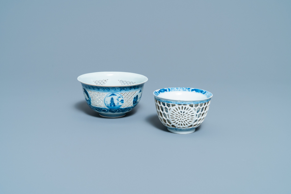Twee Chinese blauw-witte opengewerkte kommen, Transitie periode en Kangxi