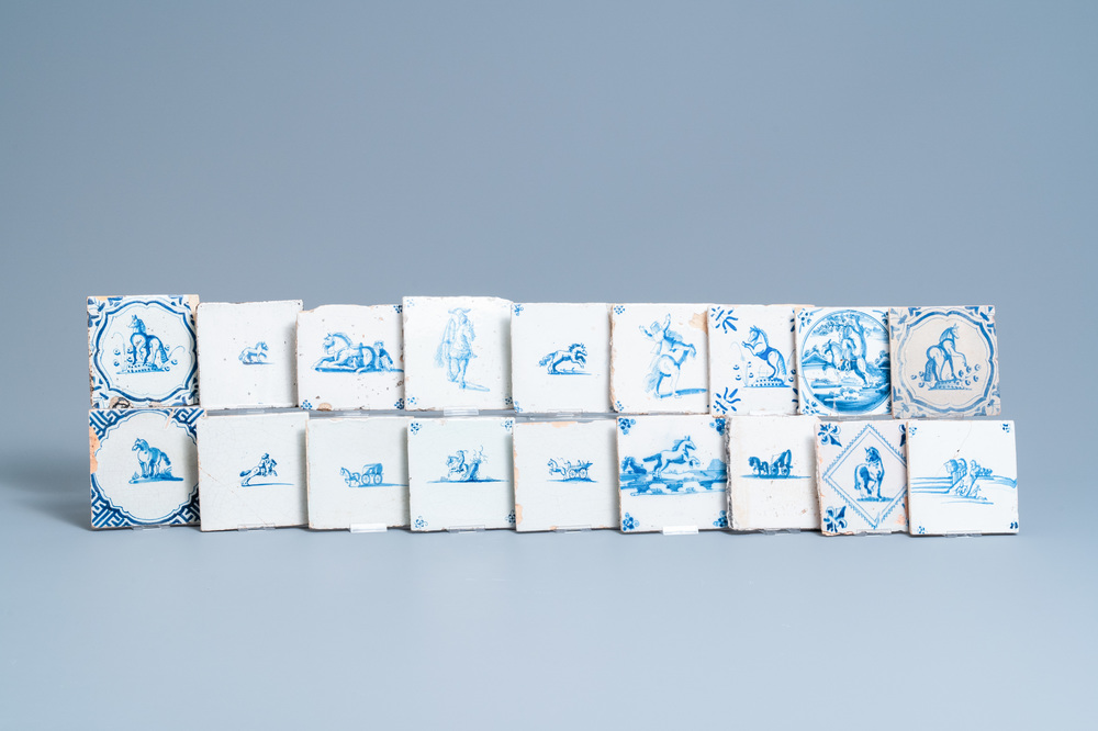 Achttien blauw-witte Delftse tegels met paarden, 17/18e eeuw