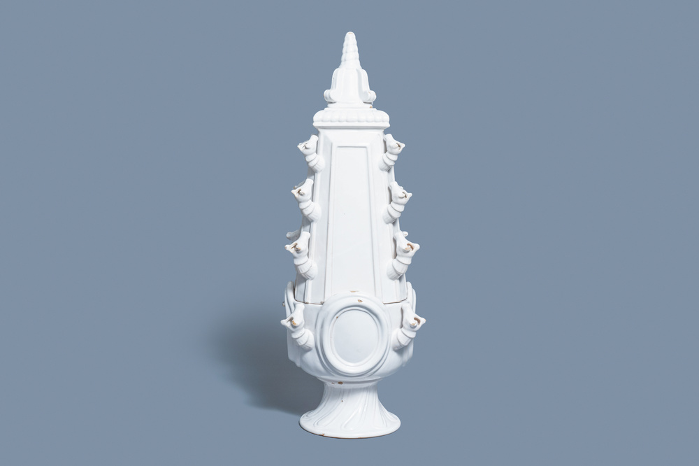 Une importante tulipi&egrave;re de forme pyramidale en fa&iuml;ence blanche de Delft, vers 1800