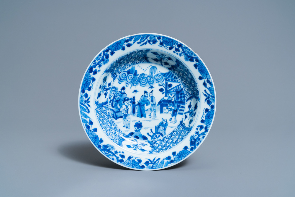 Une assiette profonde en porcelaine de Chine en bleu et blanc &agrave; d&eacute;cor d'une sc&egrave;ne du 'Xi Xiang Ji', Yongzheng