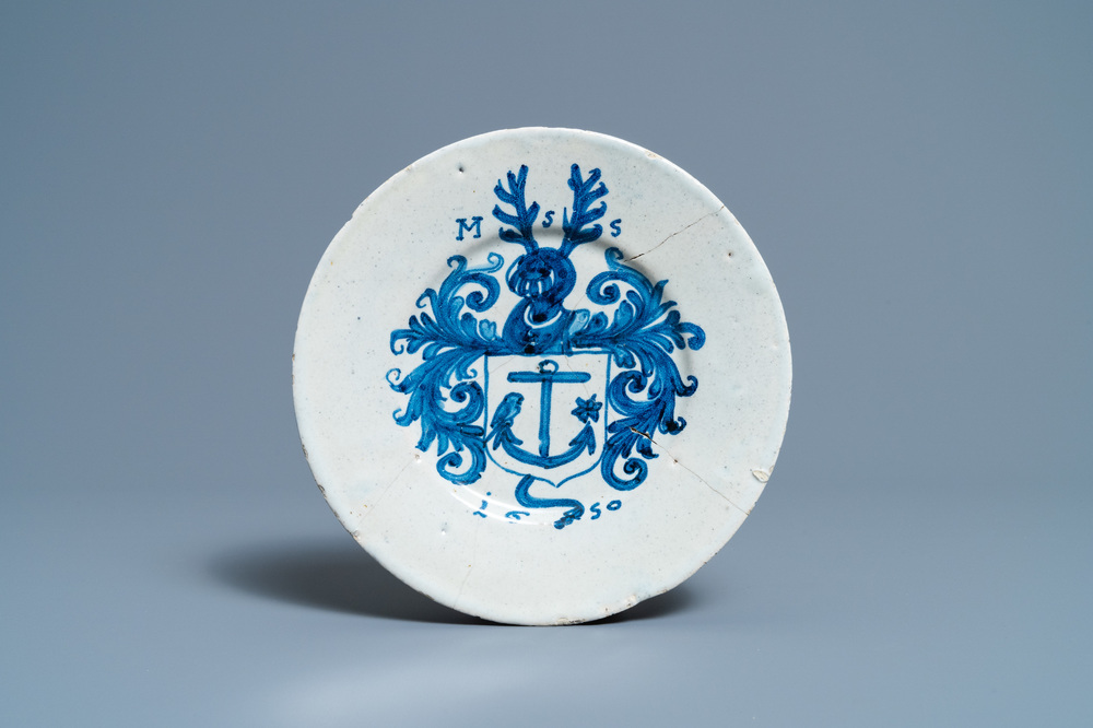 Une assiette armori&eacute;e en fa&iuml;ence portugaise en bleu et blanc, dat&eacute;e 1650