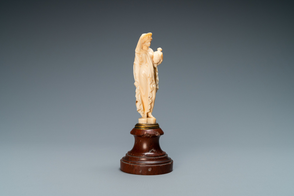 Une statue d'une jeune femme en ivoire sculpt&eacute; v&ecirc;tue d&rsquo;un drap&eacute; &agrave; l&rsquo;antique et portant un vase, probablement Dieppe, France, 19&egrave;me